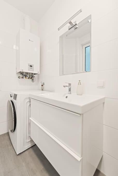 Cozy In Quiet Location, Fast Train Station 100m Away, Contactless Check-in Apartament